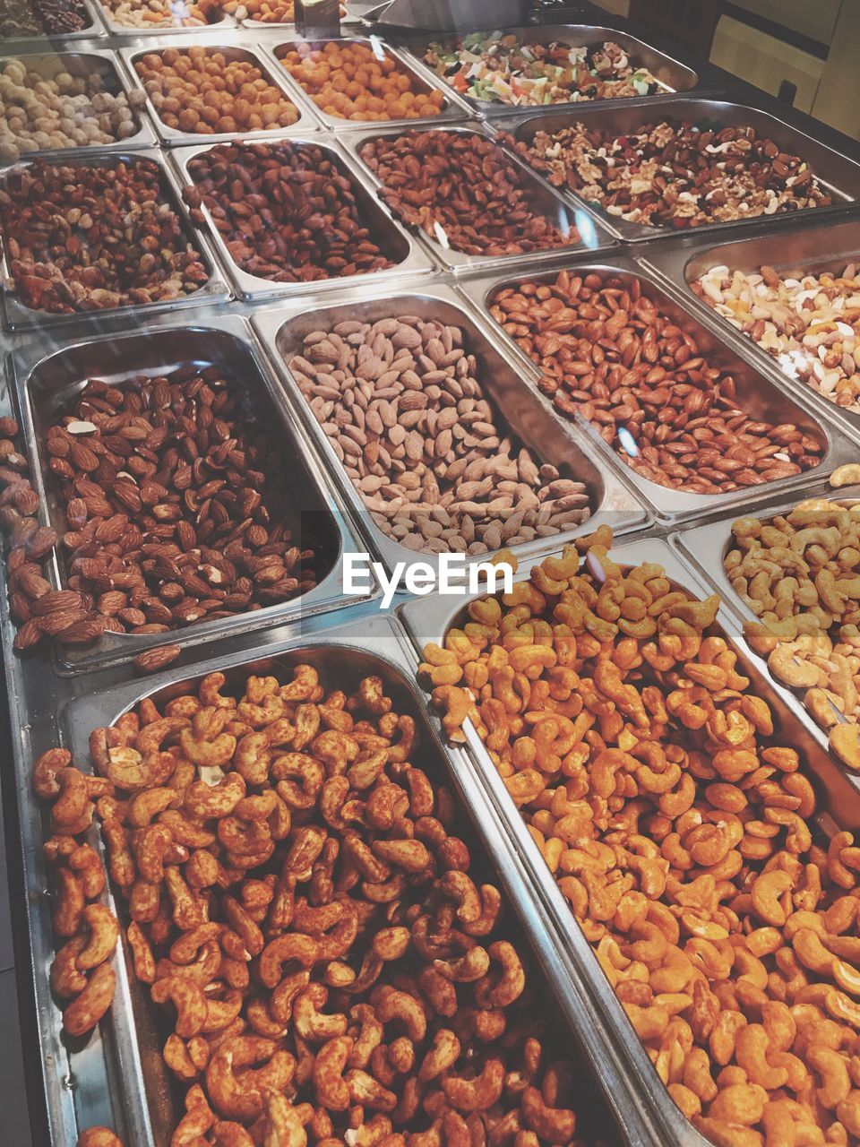 HIGH ANGLE VIEW OF FOOD FOR SALE IN MARKET STALL