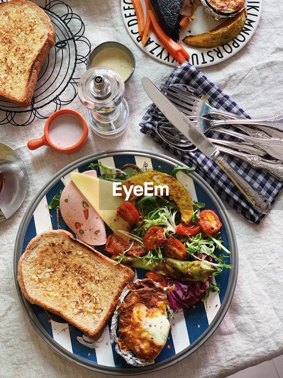 HIGH ANGLE VIEW OF BREAKFAST IN PLATE