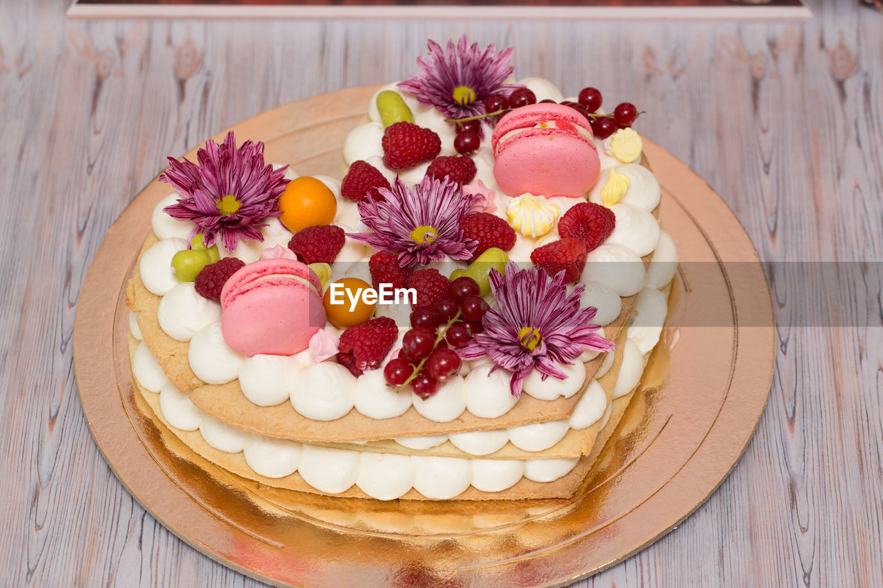 HIGH ANGLE VIEW OF CAKE WITH FRUITS ON TABLE