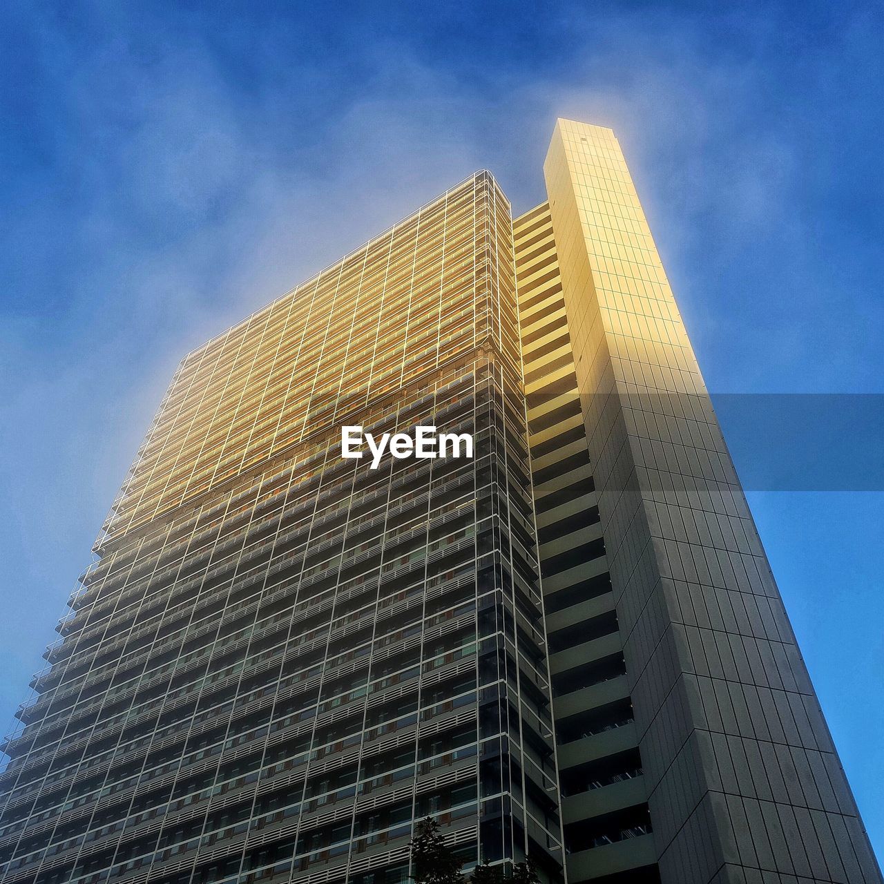 LOW ANGLE VIEW OF MODERN BUILDING IN CITY AGAINST SKY