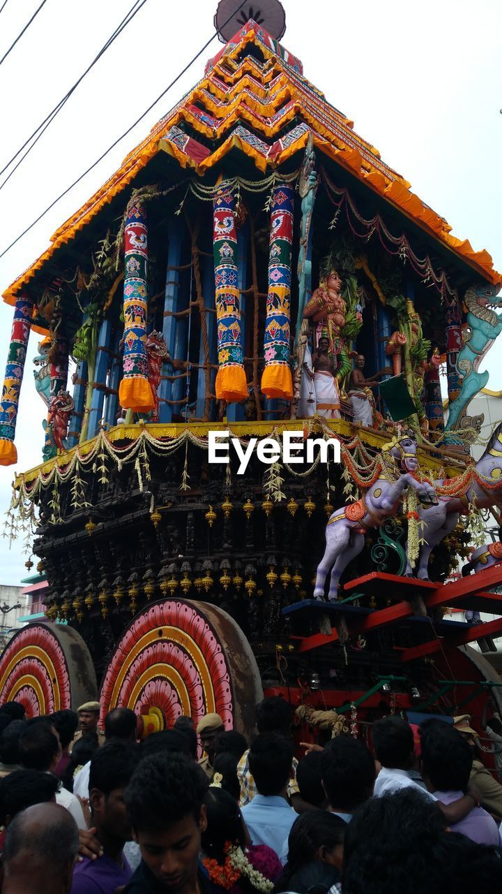 LOW ANGLE VIEW OF STATUE AGAINST SKY