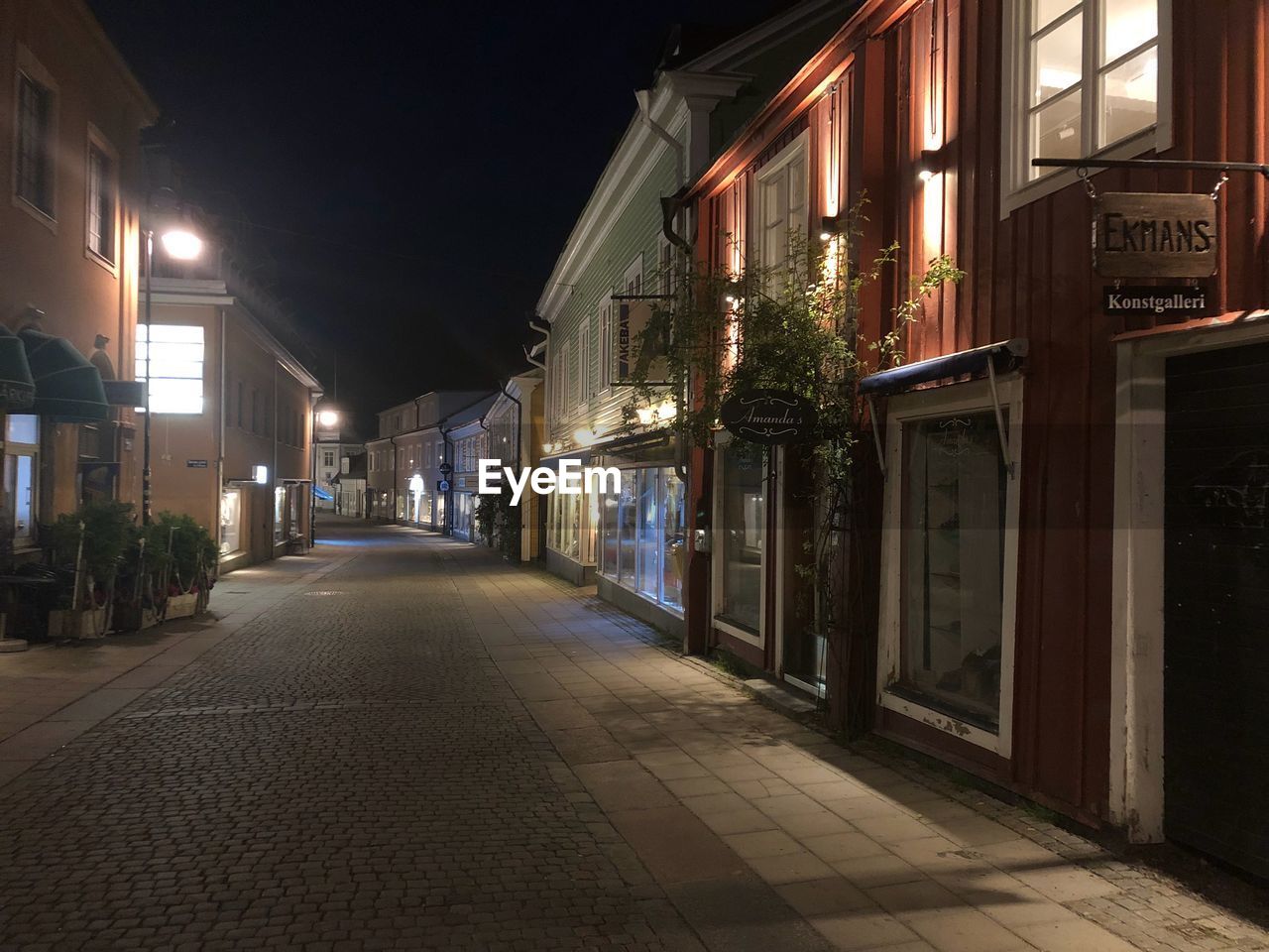 EMPTY ALLEY AMIDST BUILDINGS IN CITY