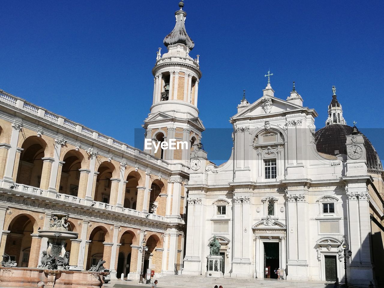 LOW ANGLE VIEW OF BUILDING AGAINST BLUE SKY