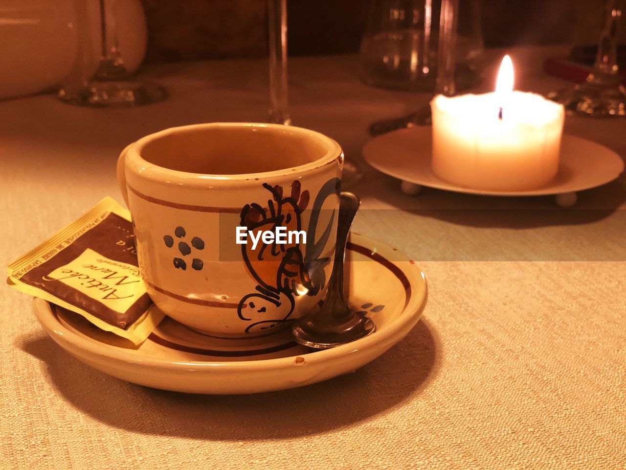 CLOSE-UP OF COFFEE CUP AND TEA ON TABLE