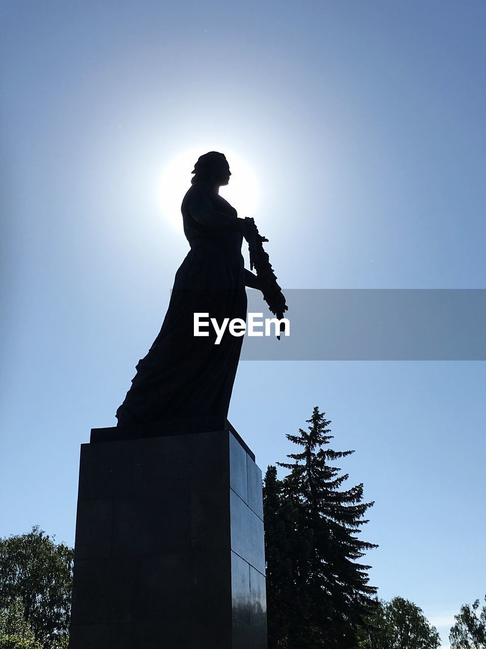 LOW ANGLE VIEW OF STATUE AGAINST SKY
