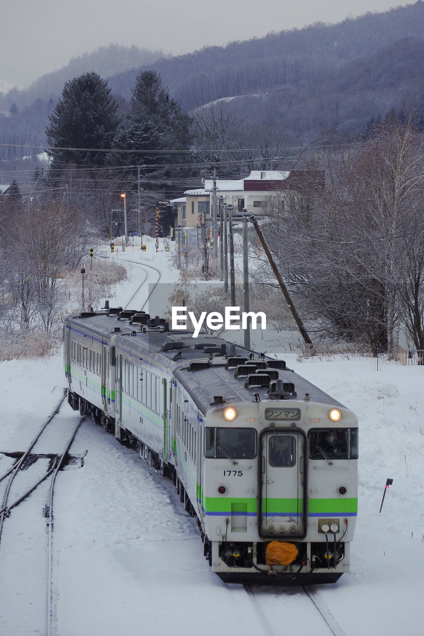 Kiha 40 and kiha 150 arrive at the rubeshibe station