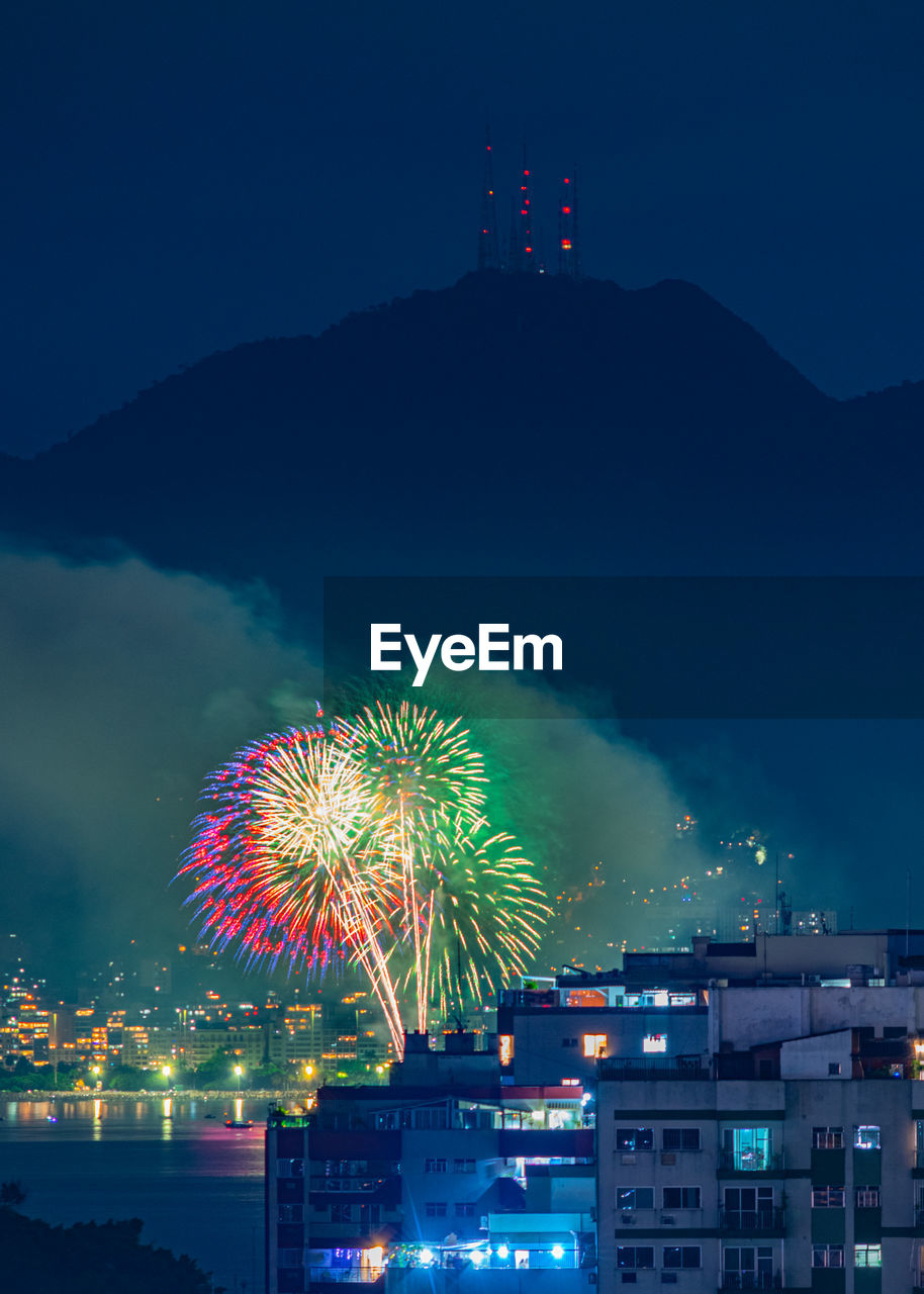 Images with new year's, réveillon, fireworks exploding in the sky in niterói, rio de janeiro, brazil