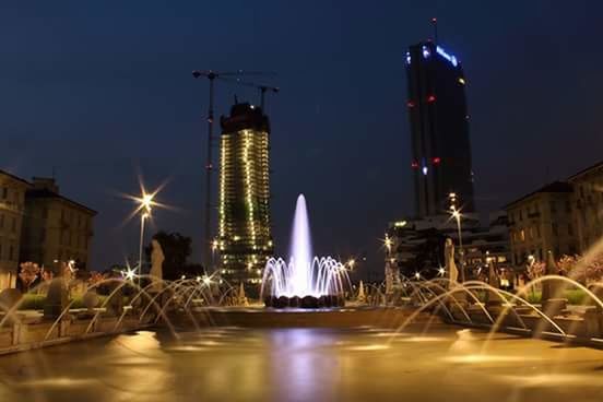 VIEW OF ILLUMINATED FOUNTAIN AT NIGHT