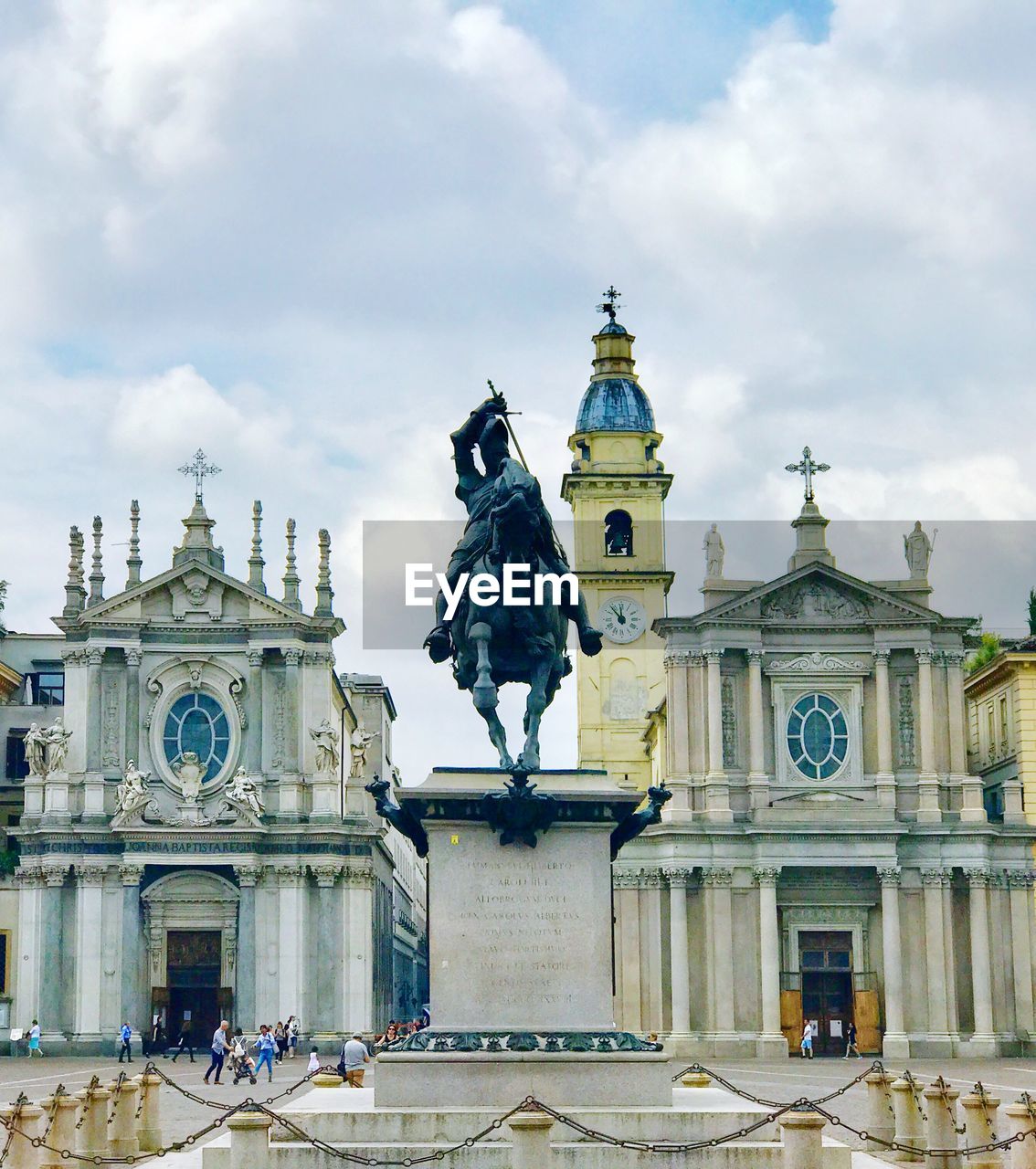 LOW ANGLE VIEW OF STATUE OF BUILDING AGAINST SKY