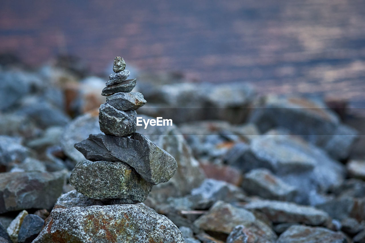 CLOSE-UP OF PEBBLES ON ROCK