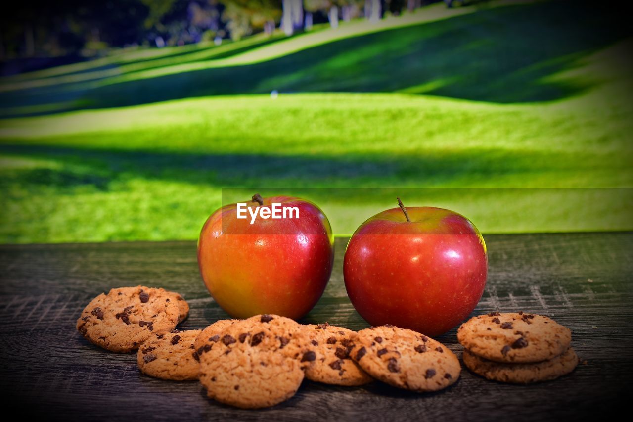 CLOSE-UP OF APPLES AND FRUITS