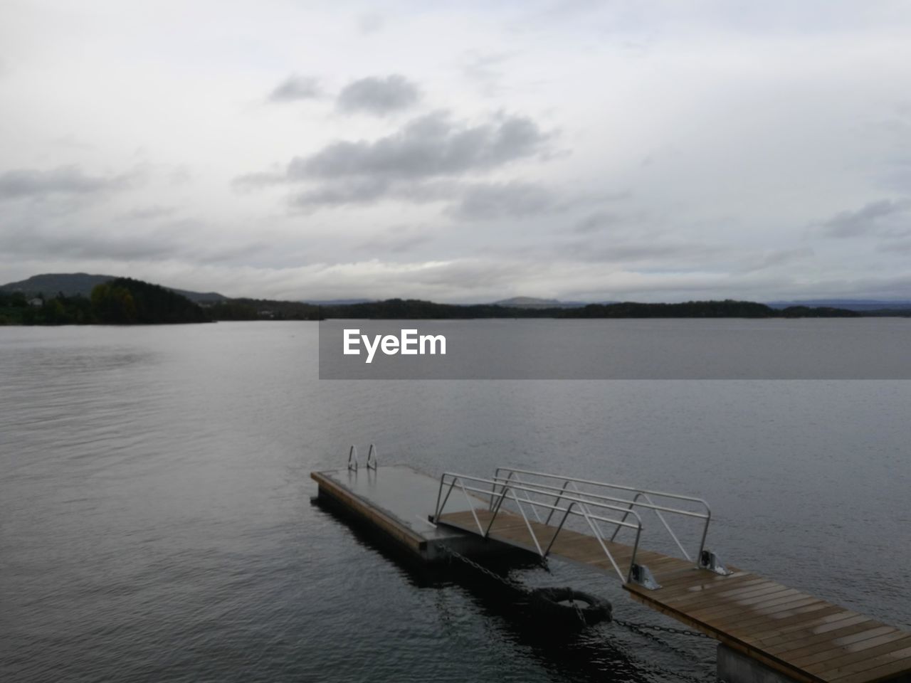 SCENIC VIEW OF LAKE AGAINST CLOUDY SKY