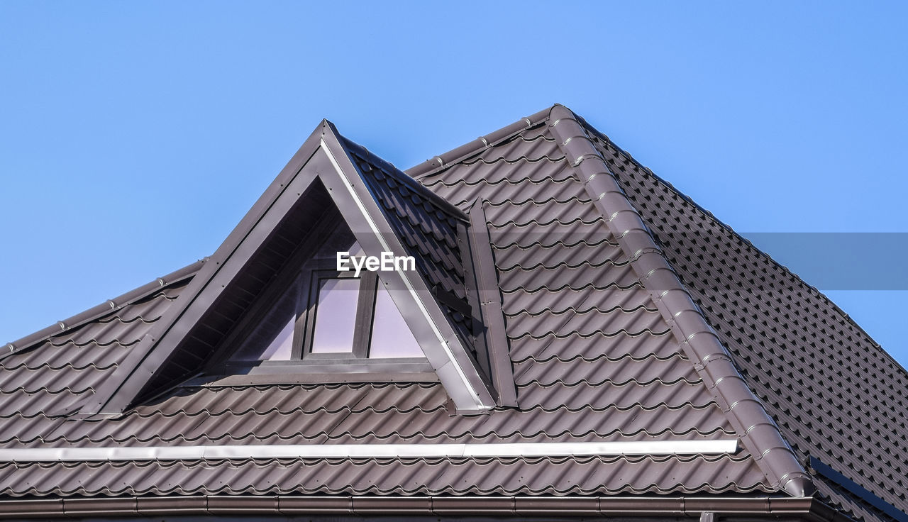 LOW ANGLE VIEW OF MODERN BUILDING AGAINST CLEAR SKY