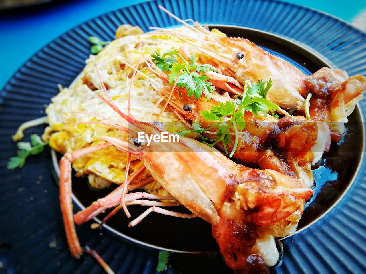 HIGH ANGLE VIEW OF FOOD IN PLATE ON TABLE