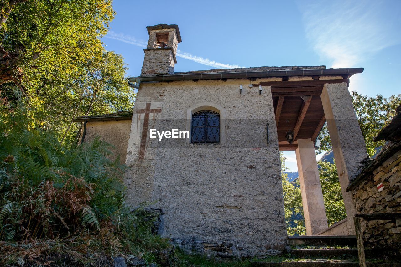 LOW ANGLE VIEW OF OLD BUILDING