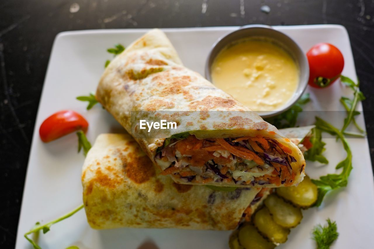 HIGH ANGLE VIEW OF SERVING FOOD IN PLATE