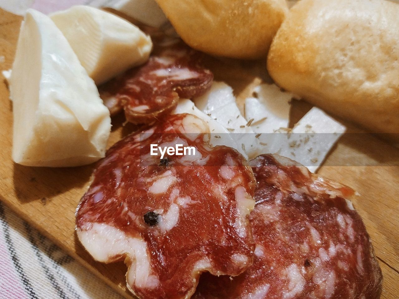 HIGH ANGLE VIEW OF BREAKFAST IN PLATE