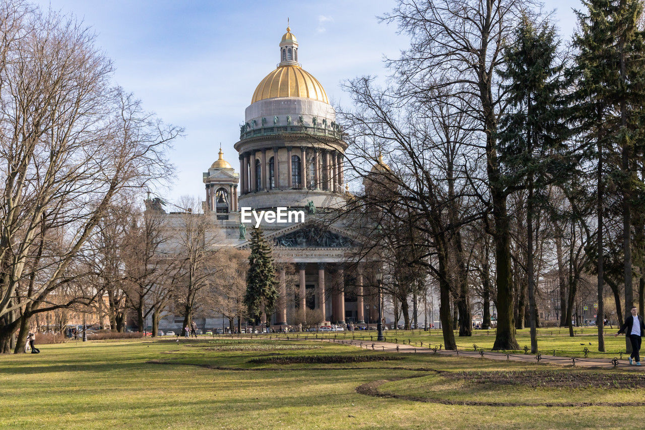 tree, dome, architecture, building exterior, plant, built structure, bare tree, travel destinations, sky, building, nature, government, grass, travel, place of worship, tourism, religion, stately home, no people, city, history, the past, outdoors, estate, belief, day, politics and government