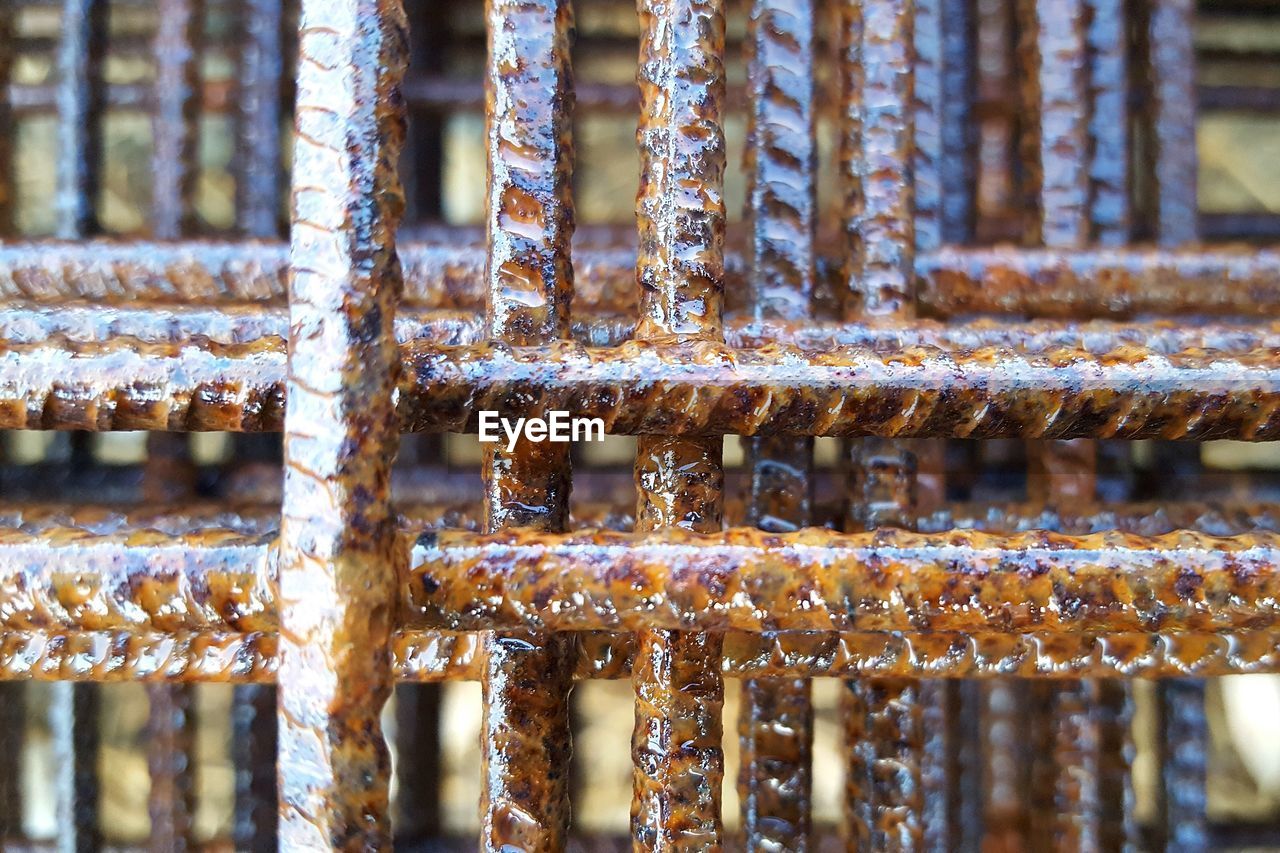 CLOSE-UP OF RUSTY METAL