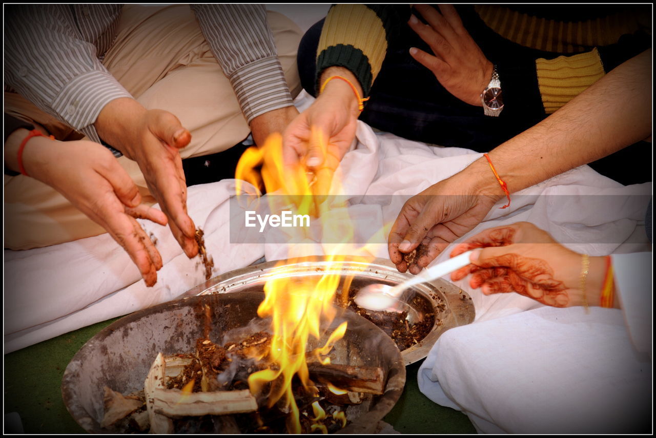 MIDSECTION OF PERSON PREPARING FOOD