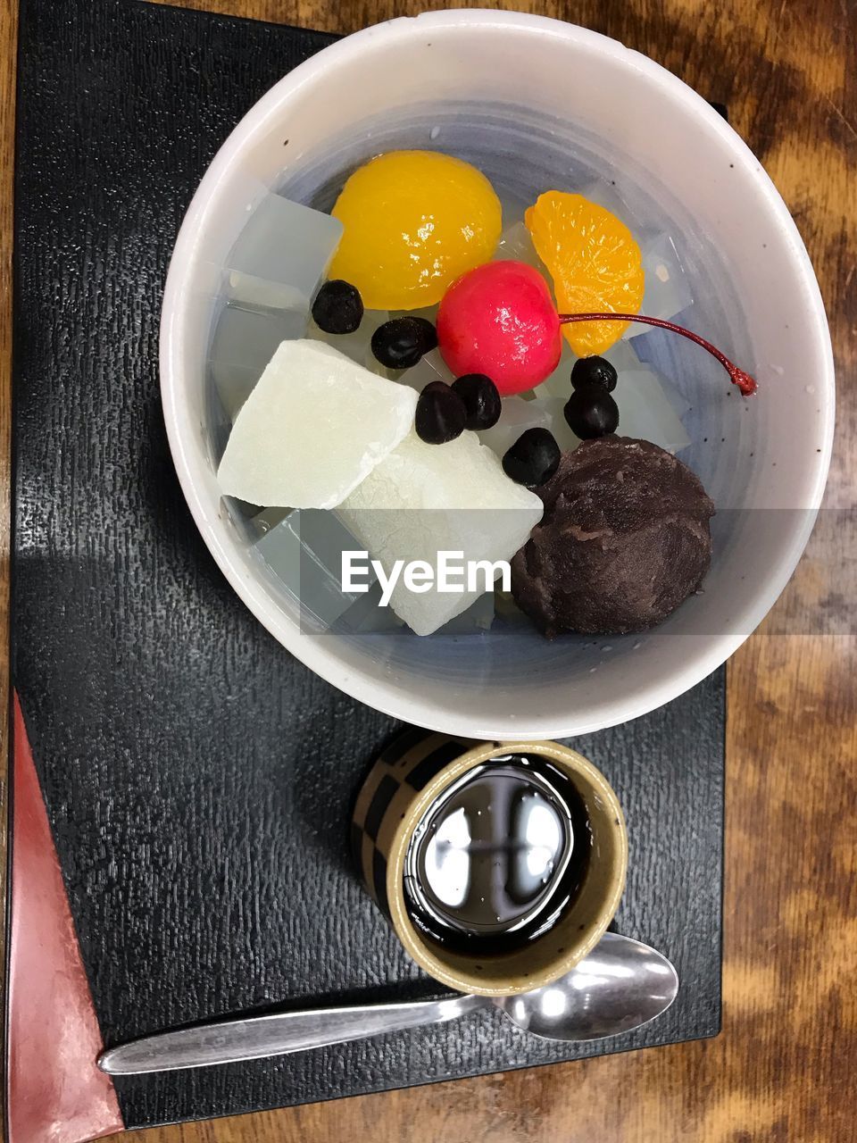 HIGH ANGLE VIEW OF FRUITS IN BOWL ON TABLE