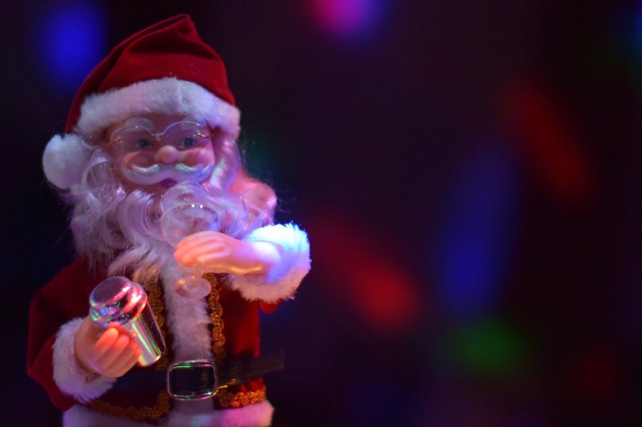 CLOSE-UP OF ILLUMINATED CHRISTMAS LIGHTS