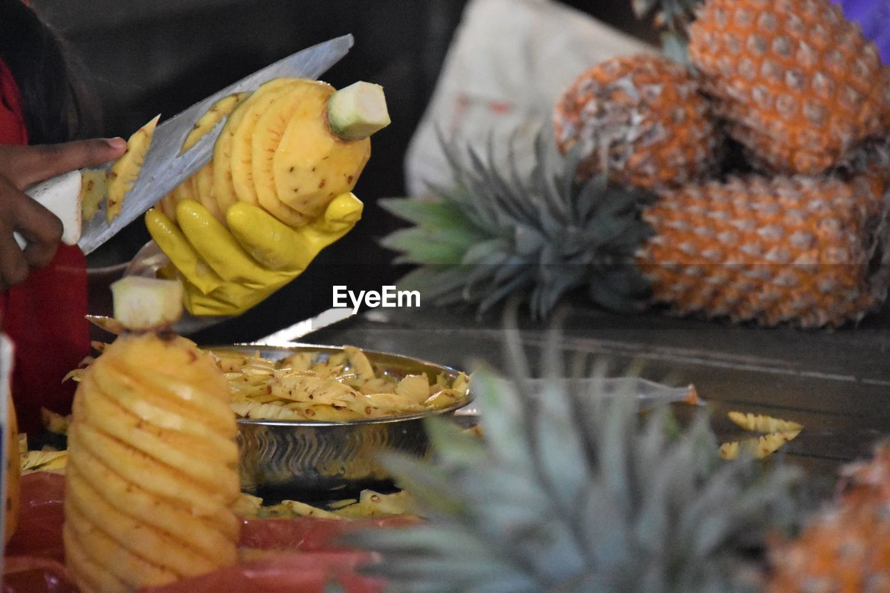 CLOSE-UP OF BANANAS