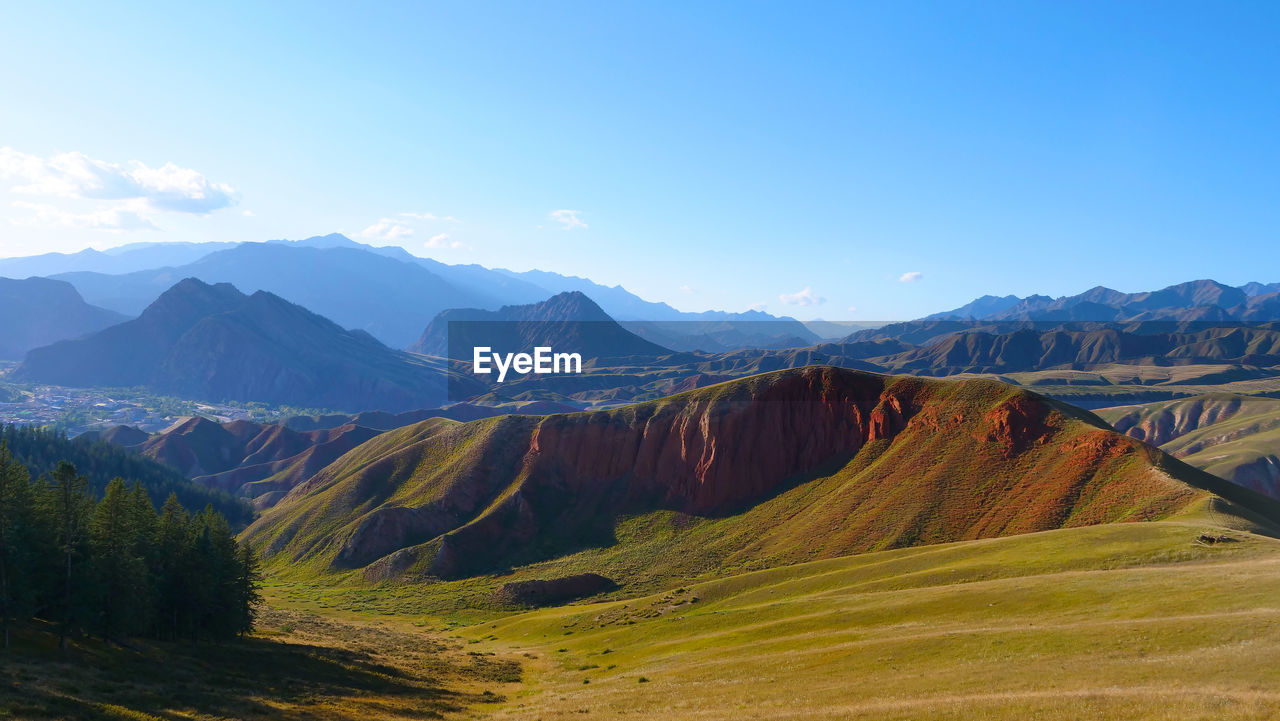 PANORAMIC VIEW OF MOUNTAINS AGAINST SKY
