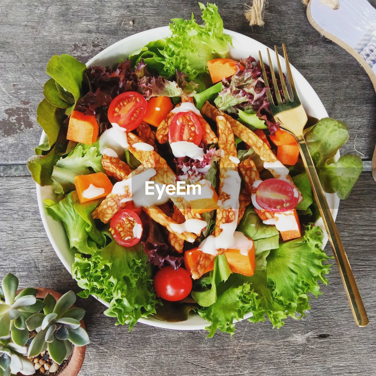 HIGH ANGLE VIEW OF VEGETABLES IN BOWL