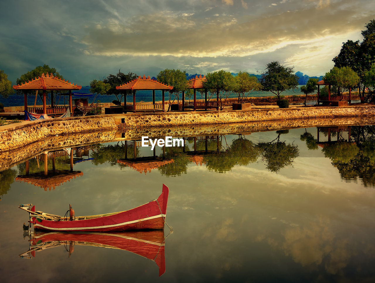 SCENIC VIEW OF LAKE AGAINST SKY AT SUNSET