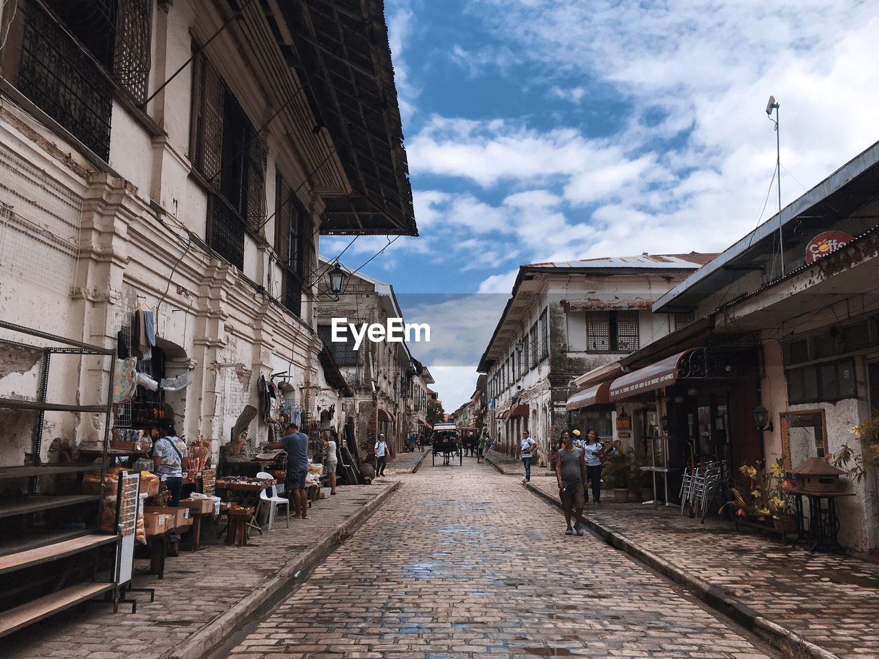 FOOTPATH AMIDST BUILDINGS IN CITY