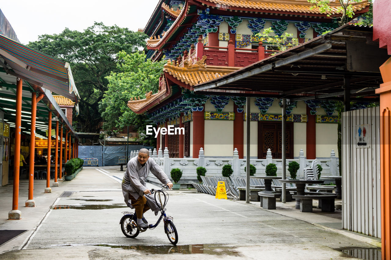 YOUNG WOMAN CYCLING ON BICYCLE