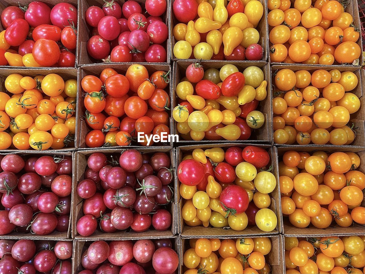 FULL FRAME SHOT OF FRUITS FOR SALE IN MARKET STALL