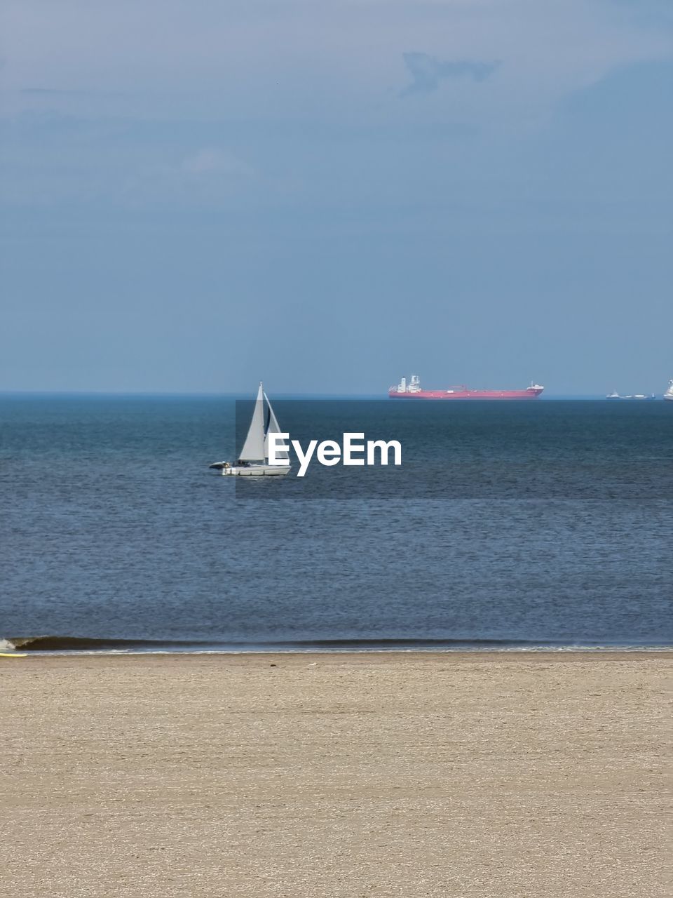 SAILBOAT ON SEA AGAINST SKY