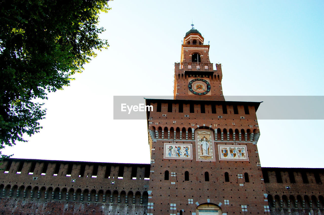 LOW ANGLE VIEW OF CLOCK TOWER AGAINST SKY