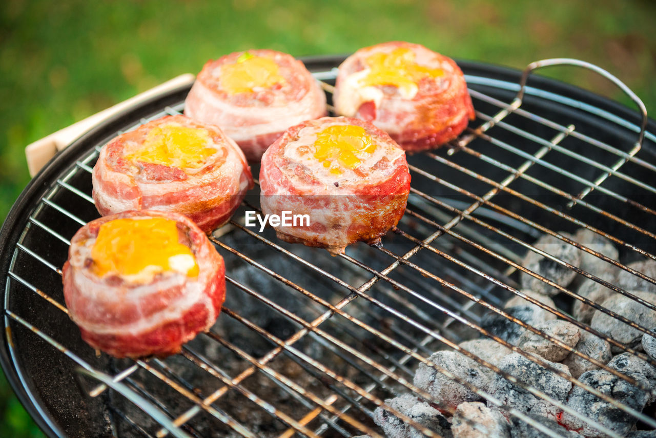 CLOSE-UP OF FOOD ON GRILL