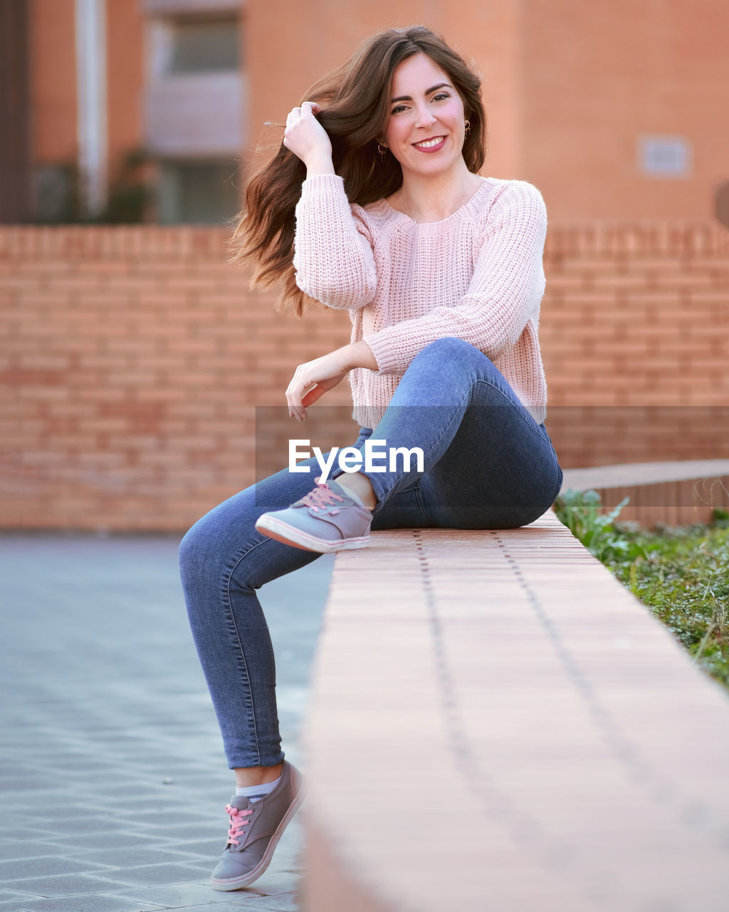 PORTRAIT OF A SMILING YOUNG WOMAN