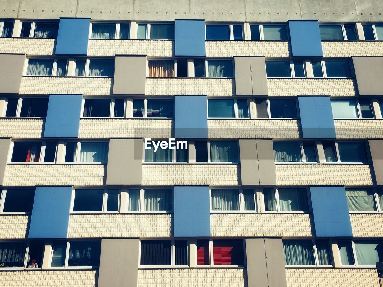 FULL FRAME SHOT OF APARTMENT BUILDING