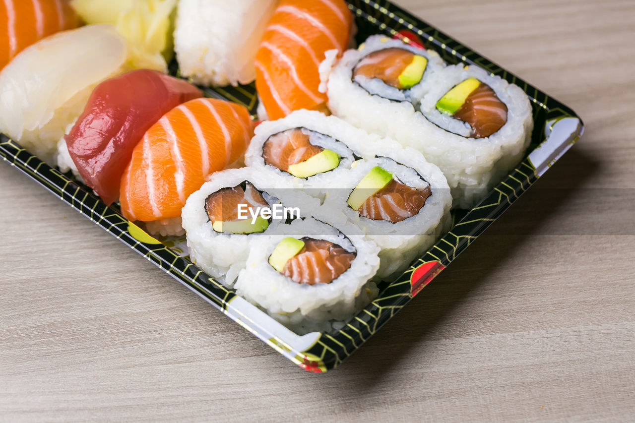 CLOSE-UP OF SUSHI ON PLATE