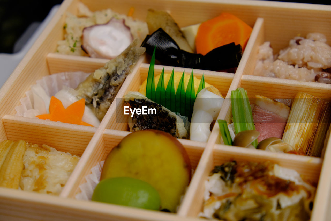 CLOSE-UP OF SUSHI IN TRAY