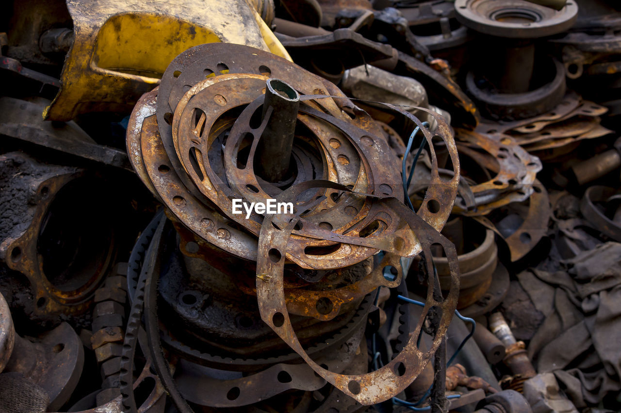 FULL FRAME SHOT OF RUSTY MACHINE PART OF OLD WHEEL