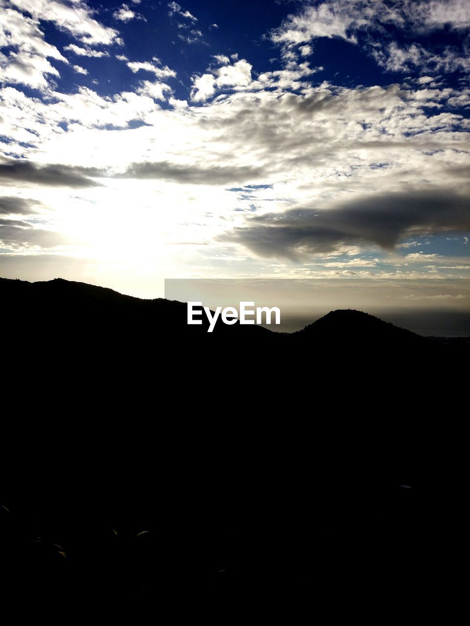 SCENIC VIEW OF SILHOUETTE MOUNTAINS AGAINST SKY