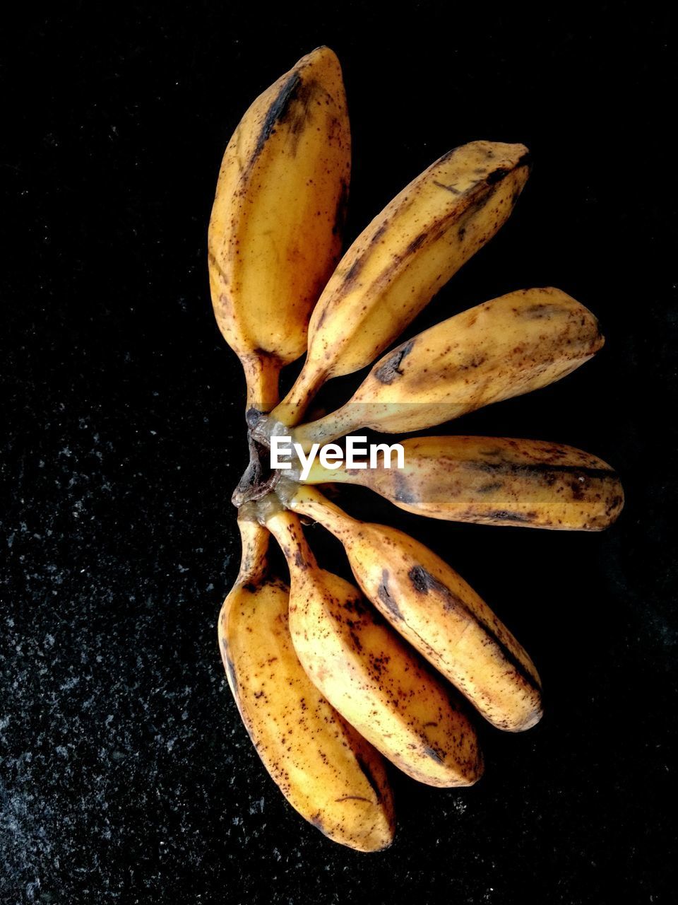 HIGH ANGLE VIEW OF BANANAS