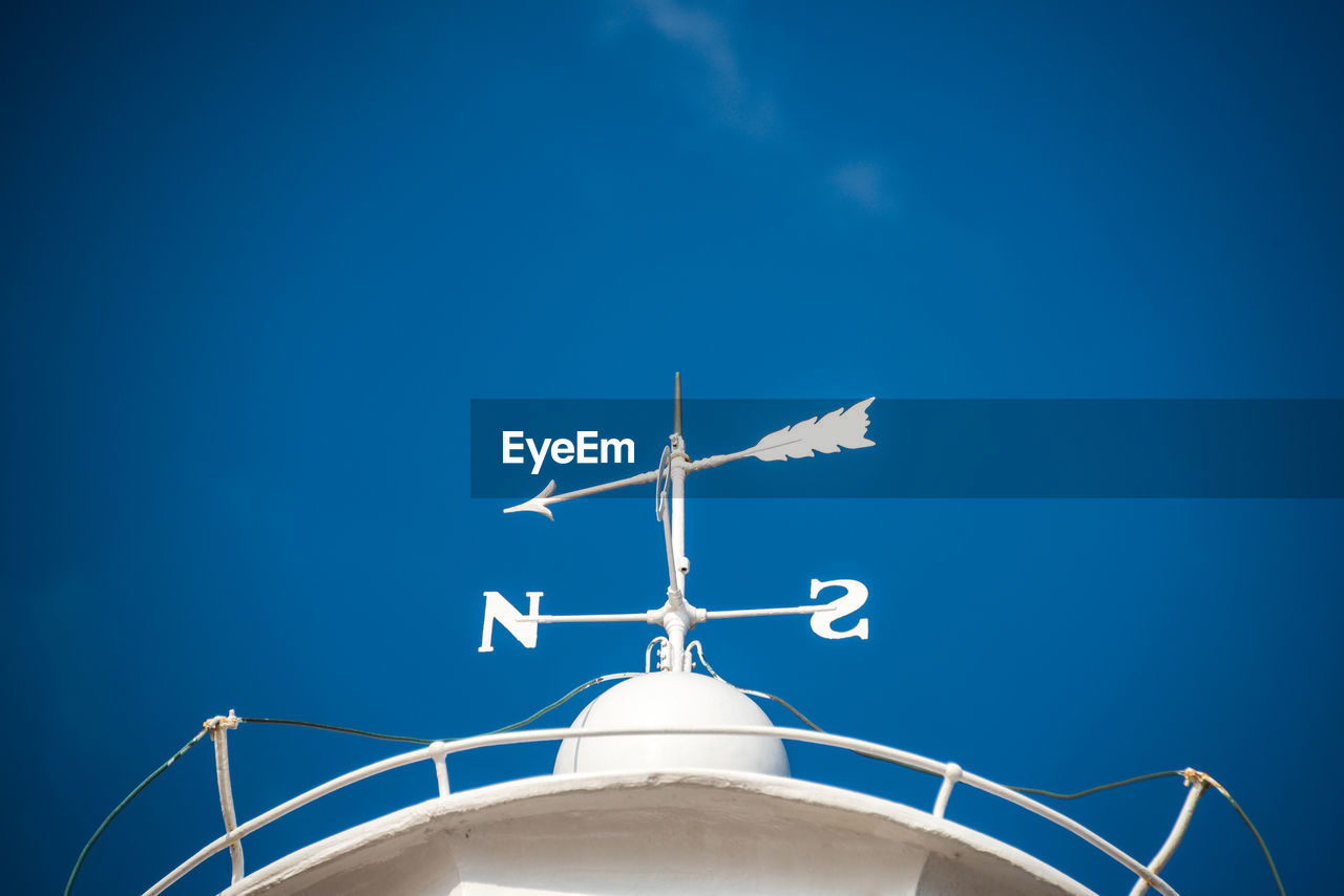 LOW ANGLE VIEW OF WIND TURBINE AGAINST SKY