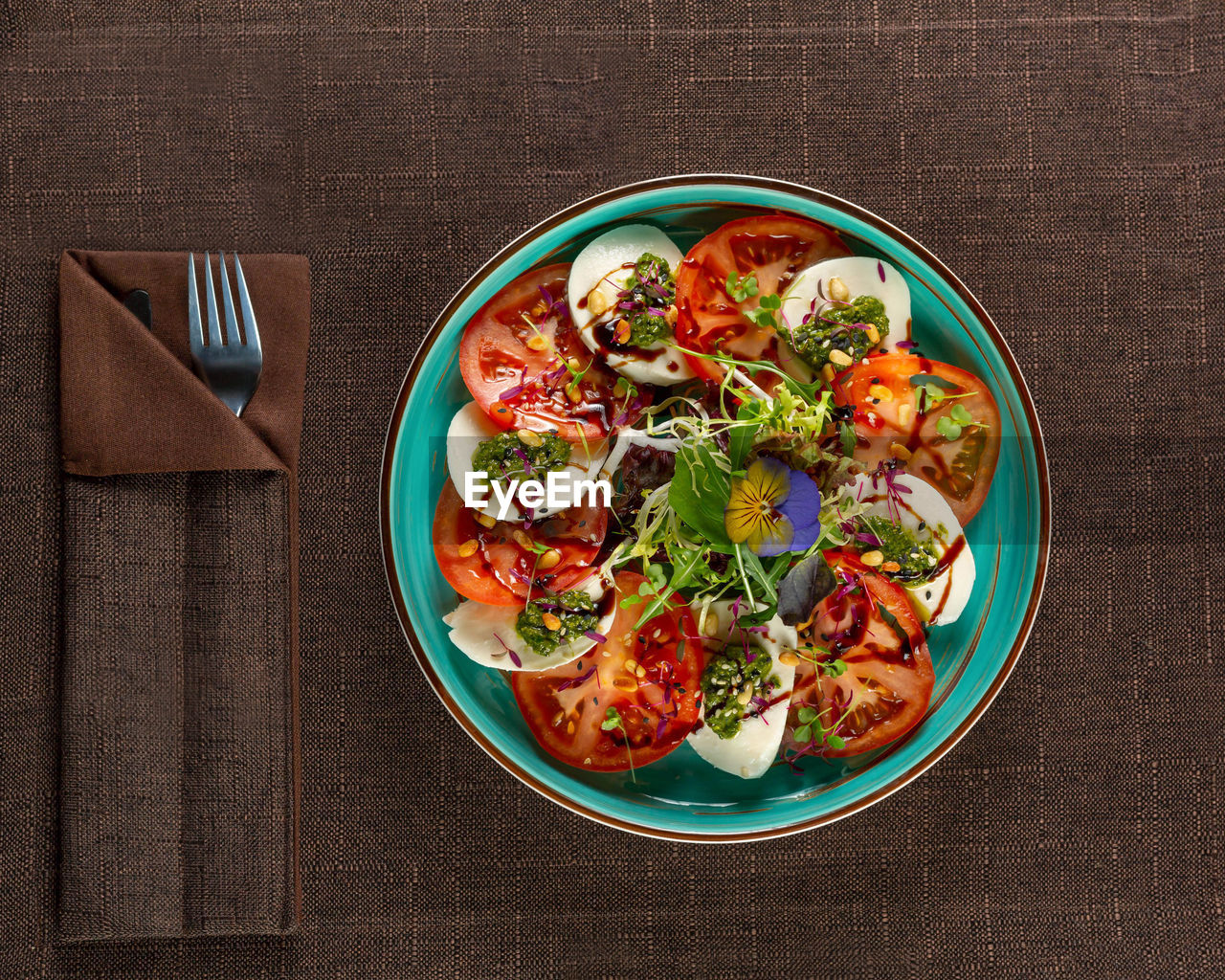 HIGH ANGLE VIEW OF SALAD IN BOWL