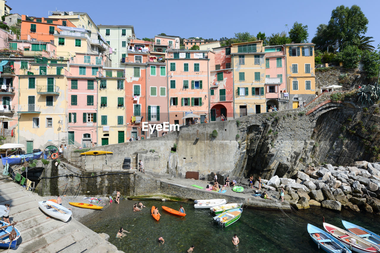 BOATS IN CANAL BY BUILDINGS IN CITY