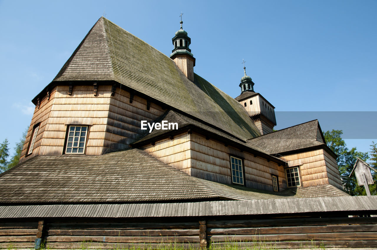 LOW ANGLE VIEW OF BUILDING ROOF AGAINST SKY