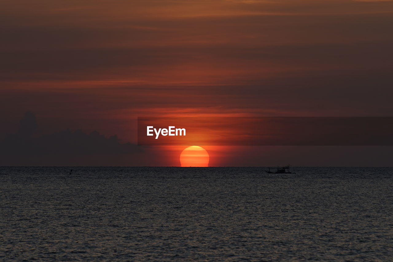 SCENIC VIEW OF SEA AGAINST SKY AT SUNSET