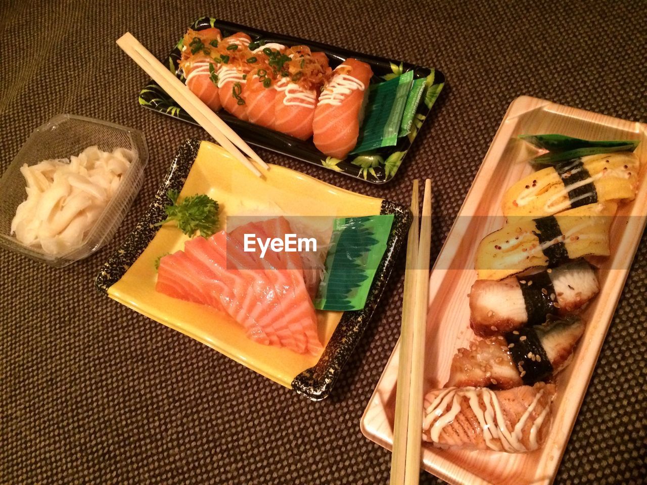 HIGH ANGLE VIEW OF SUSHI ON PLATE