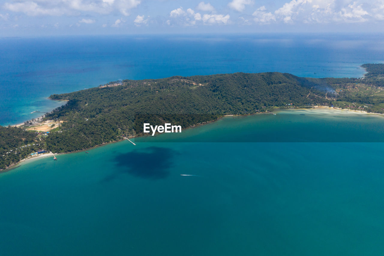 AERIAL VIEW OF ISLAND AGAINST SKY